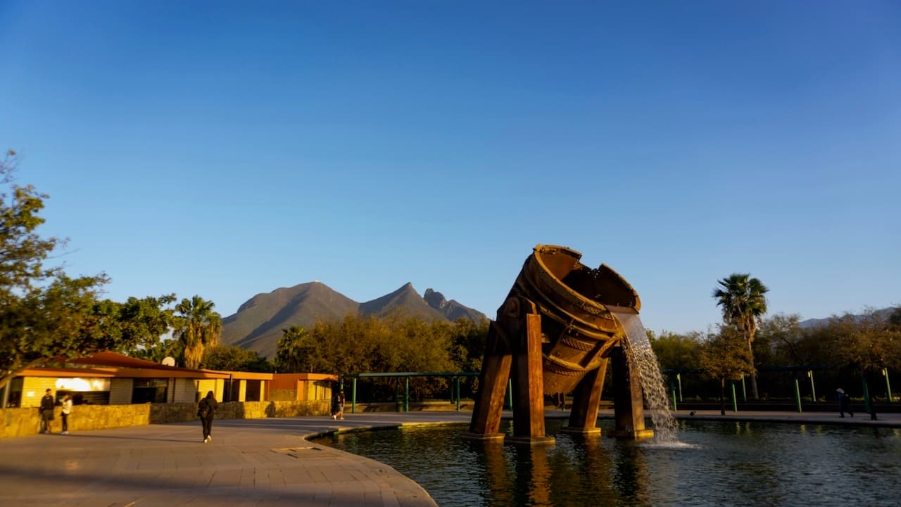 Paisaje natural de Monterrey con montañas, sugiriendo la conexión local de CW-3 con la región.