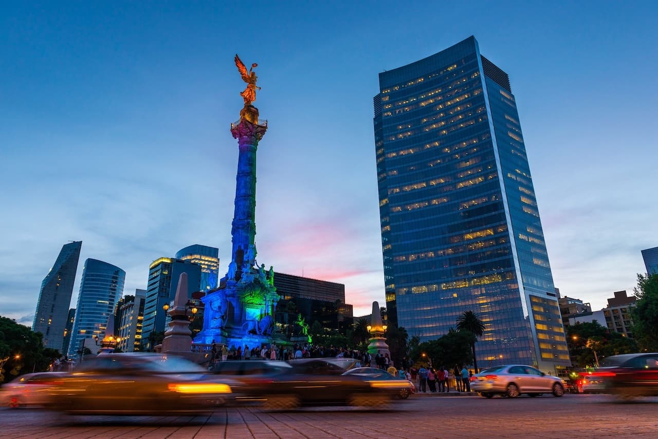 Monumento a la Independencia en México con edificios modernos al fondo, reflejando la integración del TBS-580 en entornos urbanos.