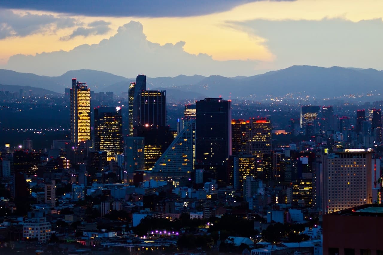Panorama de edificios en Monterrey durante el atardecer, ideal para la implementación del sistema de ventilación TBS-580 en grandes construcciones.