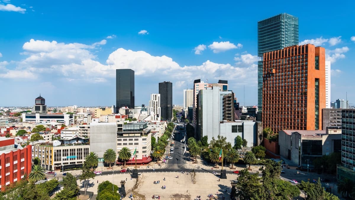 Vista de Monterrey con edificios modernos al fondo y cielos despejados, mostrando una aplicación ideal para el ventilador TBS-580 en espacios abiertos.