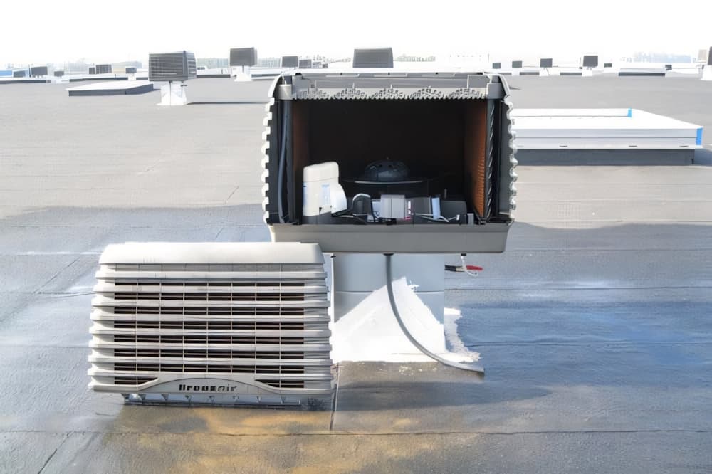 Unidad TBS-580 montada en un techo, enfocando su sistema de rejillas que permite una ventilación superior en áreas extensas.