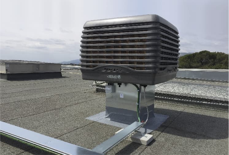 Instalación de un ventilador TBS-580 en un techo industrial, mostrando su versatilidad y fácil integración en diversos entornos.