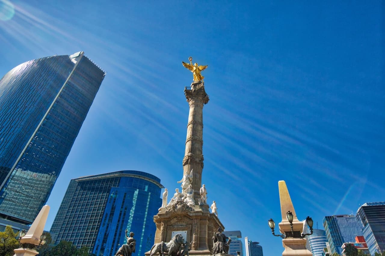 Ángel de la Independencia visto desde abajo, con el cielo azul claro de Monterrey, enfatizando la relación entre tradición y modernización con sistemas CW80 SUPERCOOL.