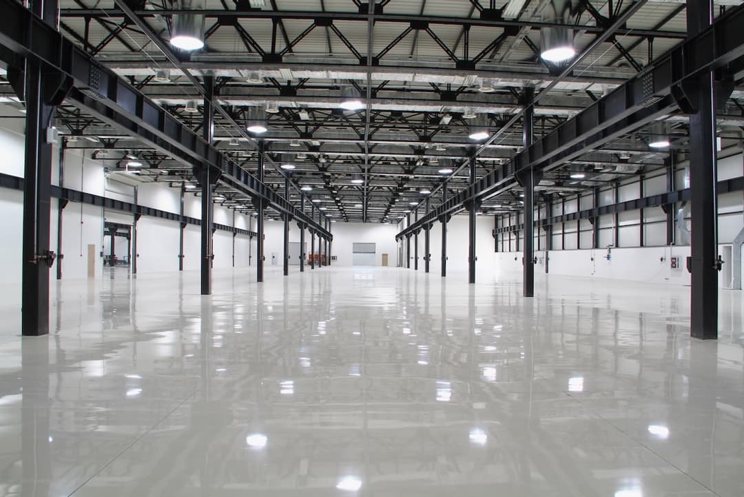 Interior de una nave industrial amplia y vacía en México, preparada para instalación de sistemas CW80 SUPERCOOL, optimizando la ventilación del espacio.