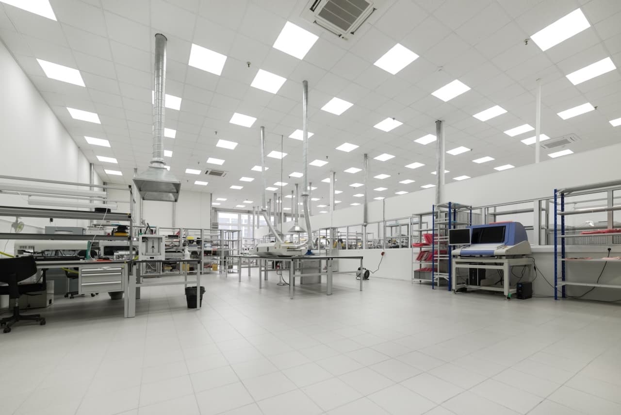 Sala limpia de alta tecnología con sistemas CW80 SUPERCOOL instalados, garantizando una ventilación y control del ambiente precisos en México.