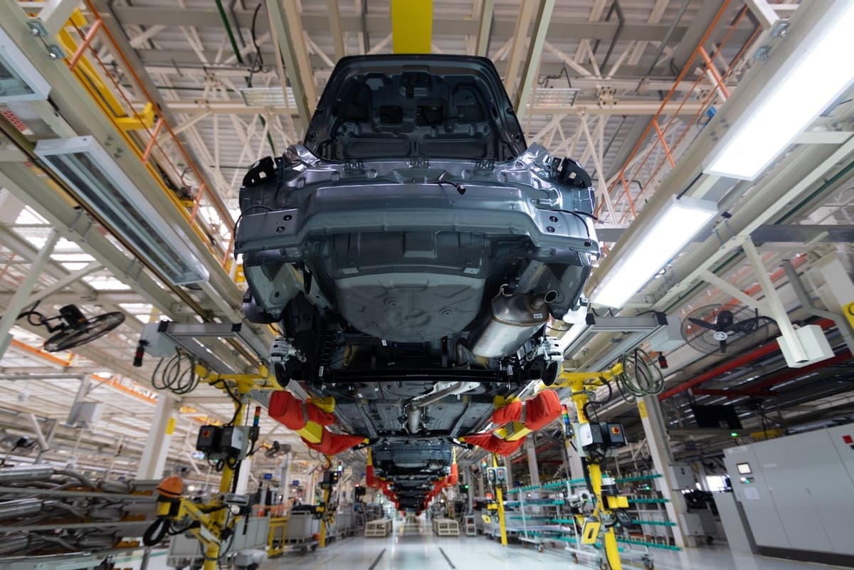 Línea de producción automotriz con equipos CW80 SUPERCOOL visibles, proporcionando ventilación adecuada en todo el proceso de manufactura.