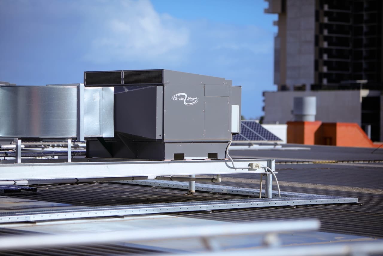 Vista lateral de un sistema de ventilación CW-H15 en un entorno industrial, enfatizando su robustez y capacidad para grandes espacios.