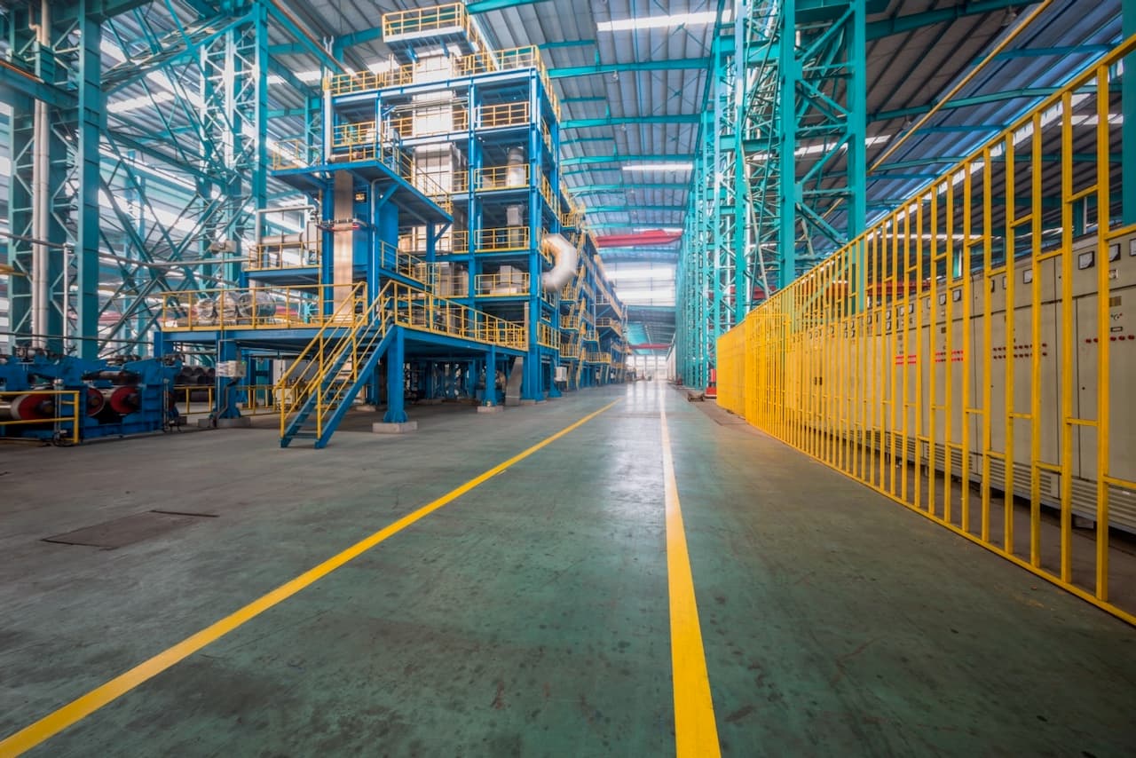 Pasillo amplio en una bodega industrial en México, ventilado por sistemas CW-H15, asegurando un ambiente fresco y controlado.