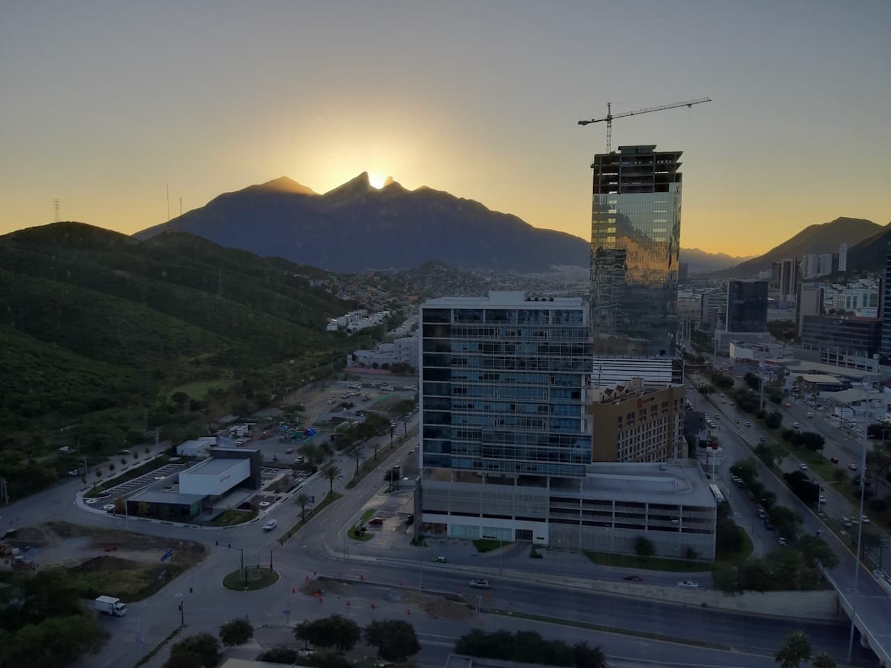 Panorama urbano de Monterrey al atardecer, resaltando la integración de los sistemas de ventilación CW-H15 en la infraestructura moderna de la ciudad.