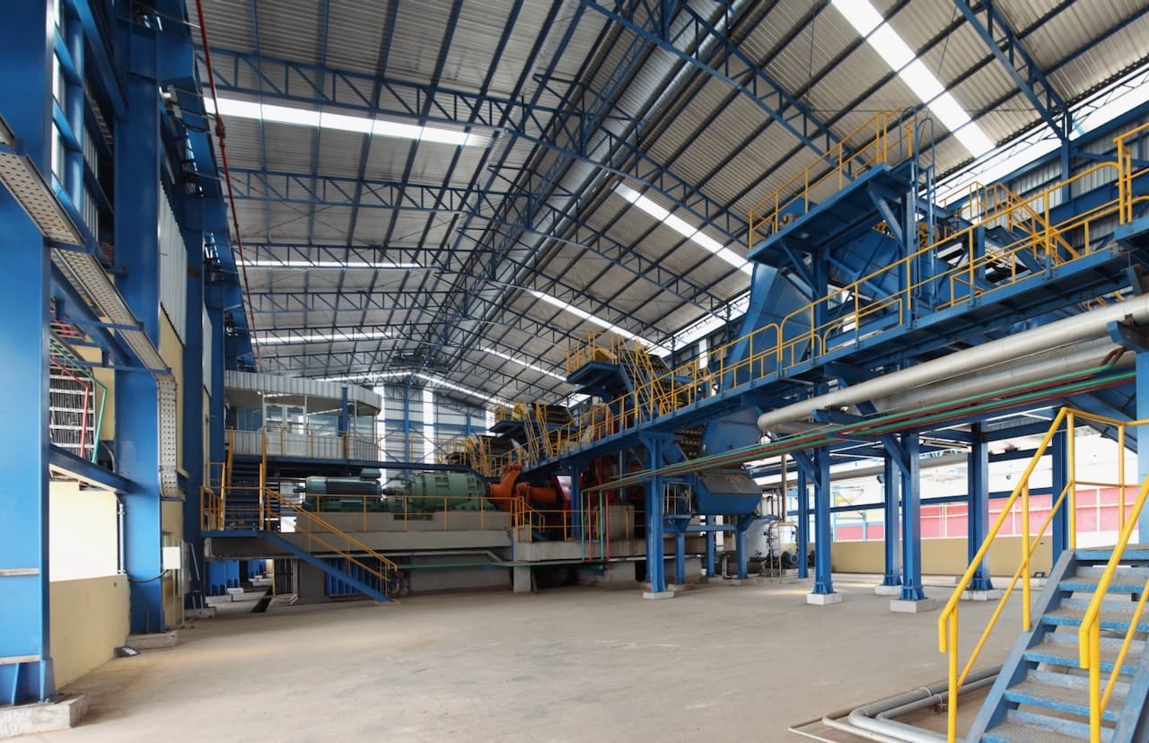 Instalación de ductos industriales en un gran espacio, subrayando la relevancia de los equipos HVAC CW-3.