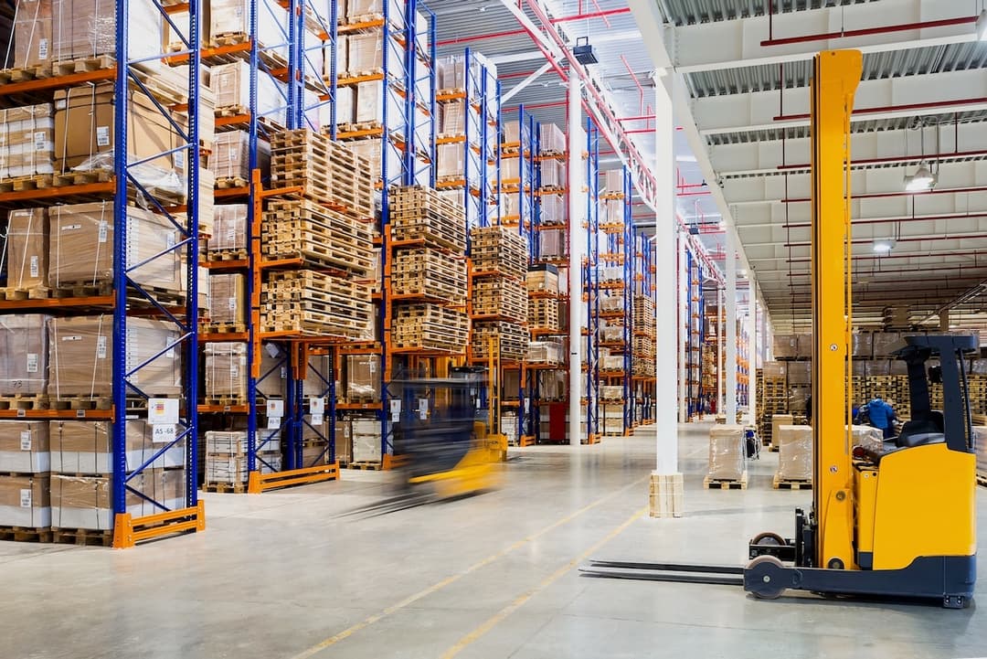 Almacén climatizado con CW-3, con estanterías altas llenas de productos, representando la logística y distribución en México.