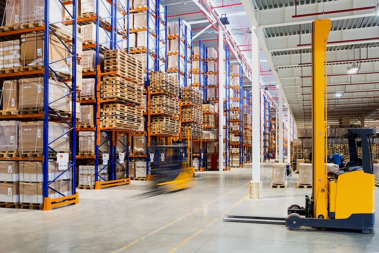 Almacén climatizado con CW-3, con estanterías altas llenas de productos, representando la logística y distribución en México.