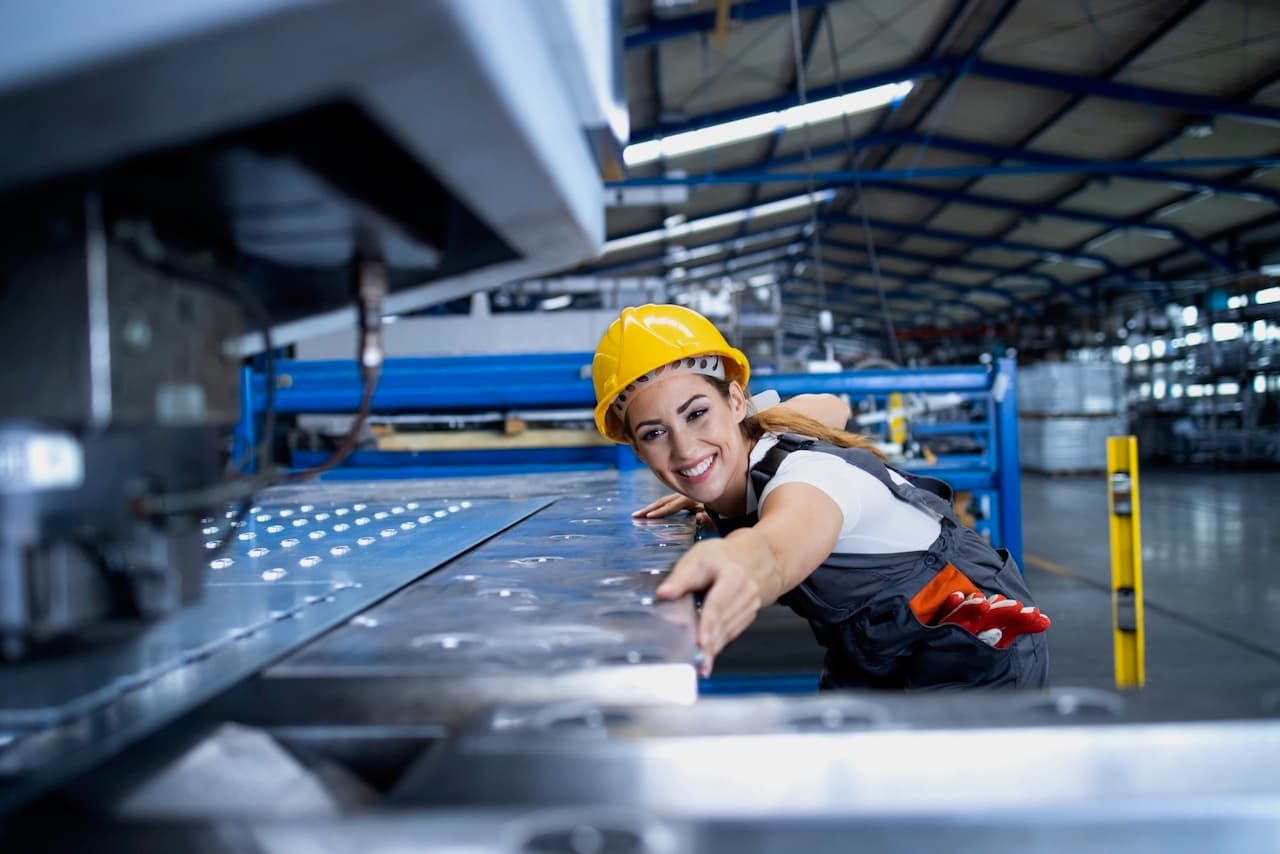 Trabajador inspeccionando una línea de producción, ilustrando la importancia de la ventilación eficiente CW-3.