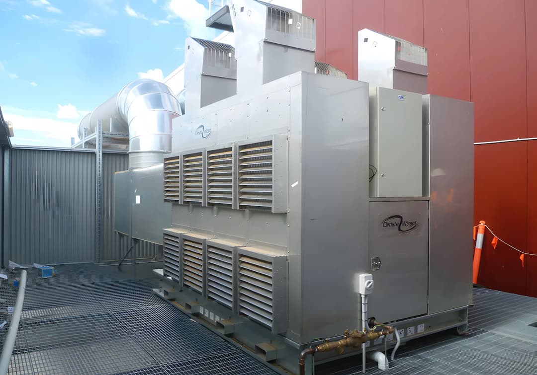 Sistema de ventilación CW80 IEC ubicado en el exterior de un edificio industrial, mostrando su capacidad de manejo de aire.