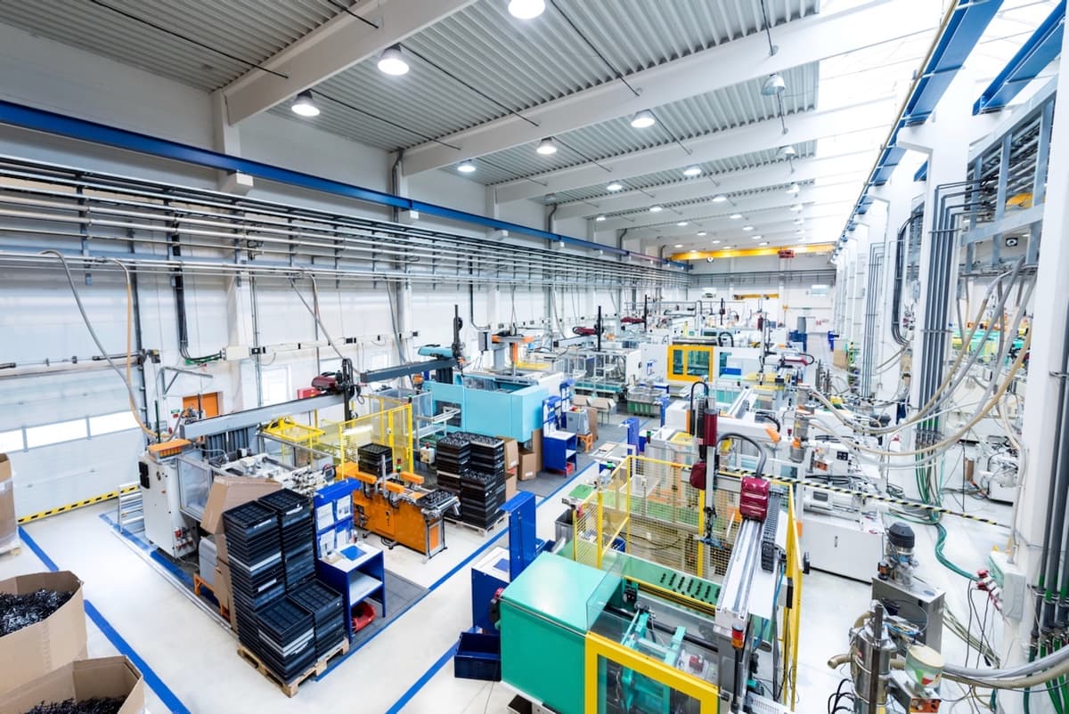 Interior de una planta industrial con equipos CW80 IEC distribuidos por Climate Gate, proporcionando ventilación eficiente y adecuada.