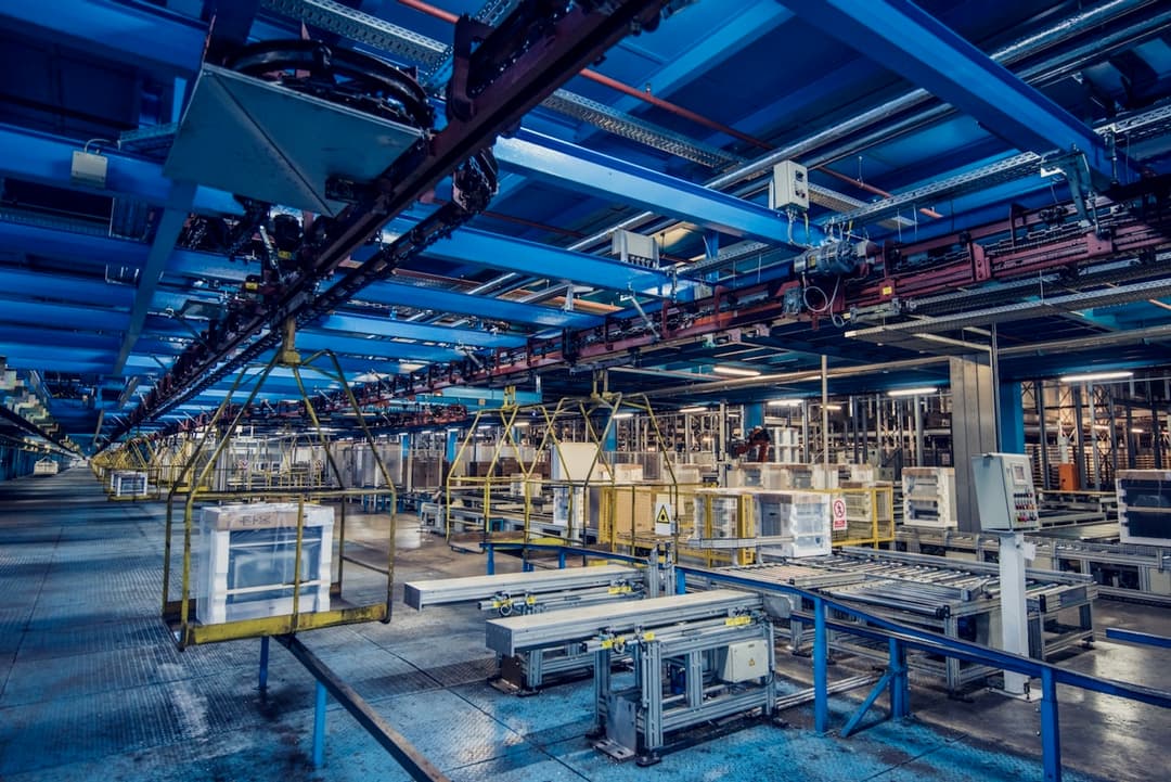 Interior de una planta industrial en México con líneas de producción y equipos HVAC instalados, mostrando cómo los Equipos de Aire Acondicionado Industriales de Climate Gate optimizan procesos.