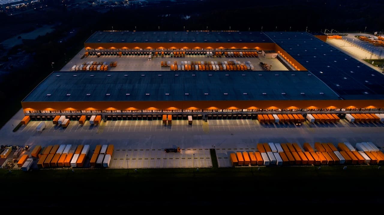 Interior de una planta industrial con múltiples hornos, donde la climatización es clave para el control del ambiente de trabajo con Equipos de Aire Acondicionado Industriales.