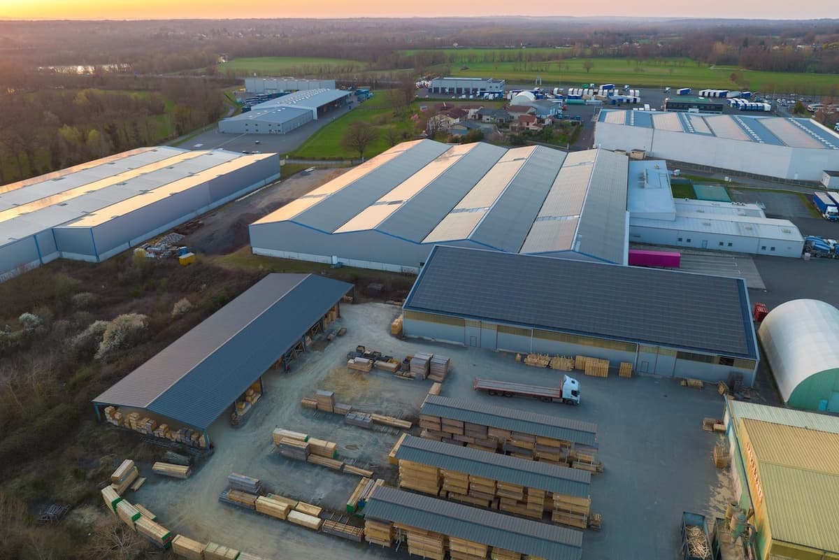 Techos industriales con sistemas HVAC instalados, subrayando la capacidad de Climate Gate para brindar soluciones en espacios amplios.