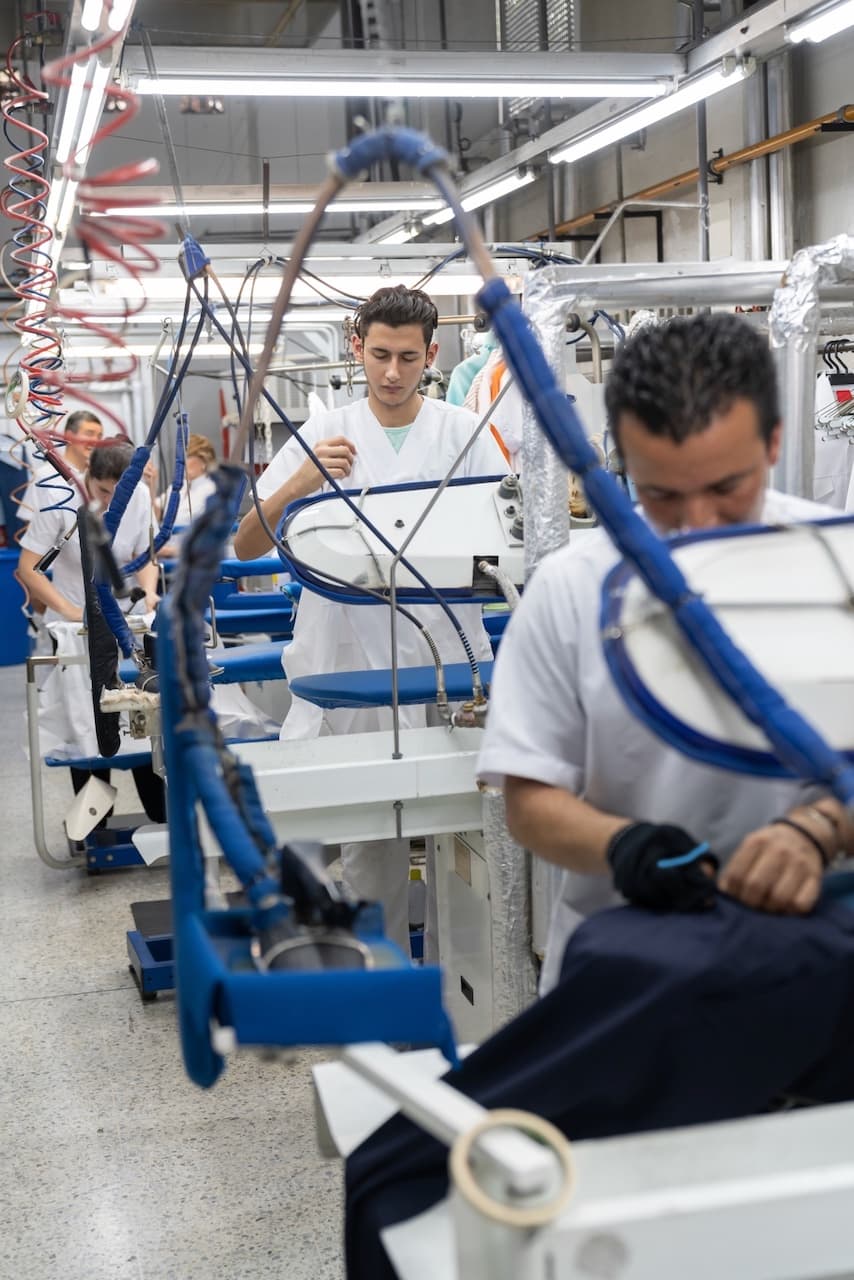 Imagen de Mobile Max 2 con el lema 'Ahora con mayor estabilidad y comodidad', resaltando su uso en industrias por Climate Gate.
