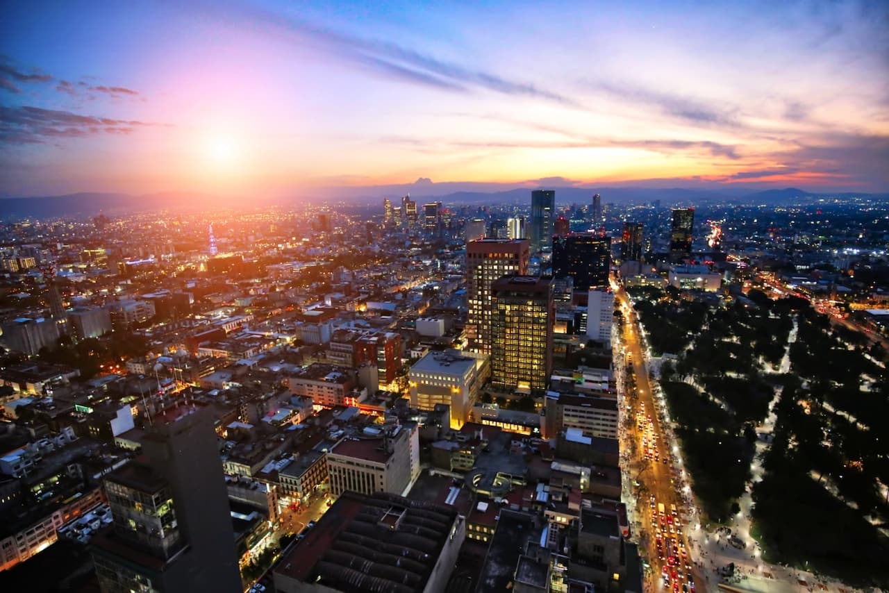 Vista panorámica de una ciudad mexicana al atardecer, reflejando la integración de tecnologías como Mobile Max 3 para mejorar la calidad de vida urbana.
