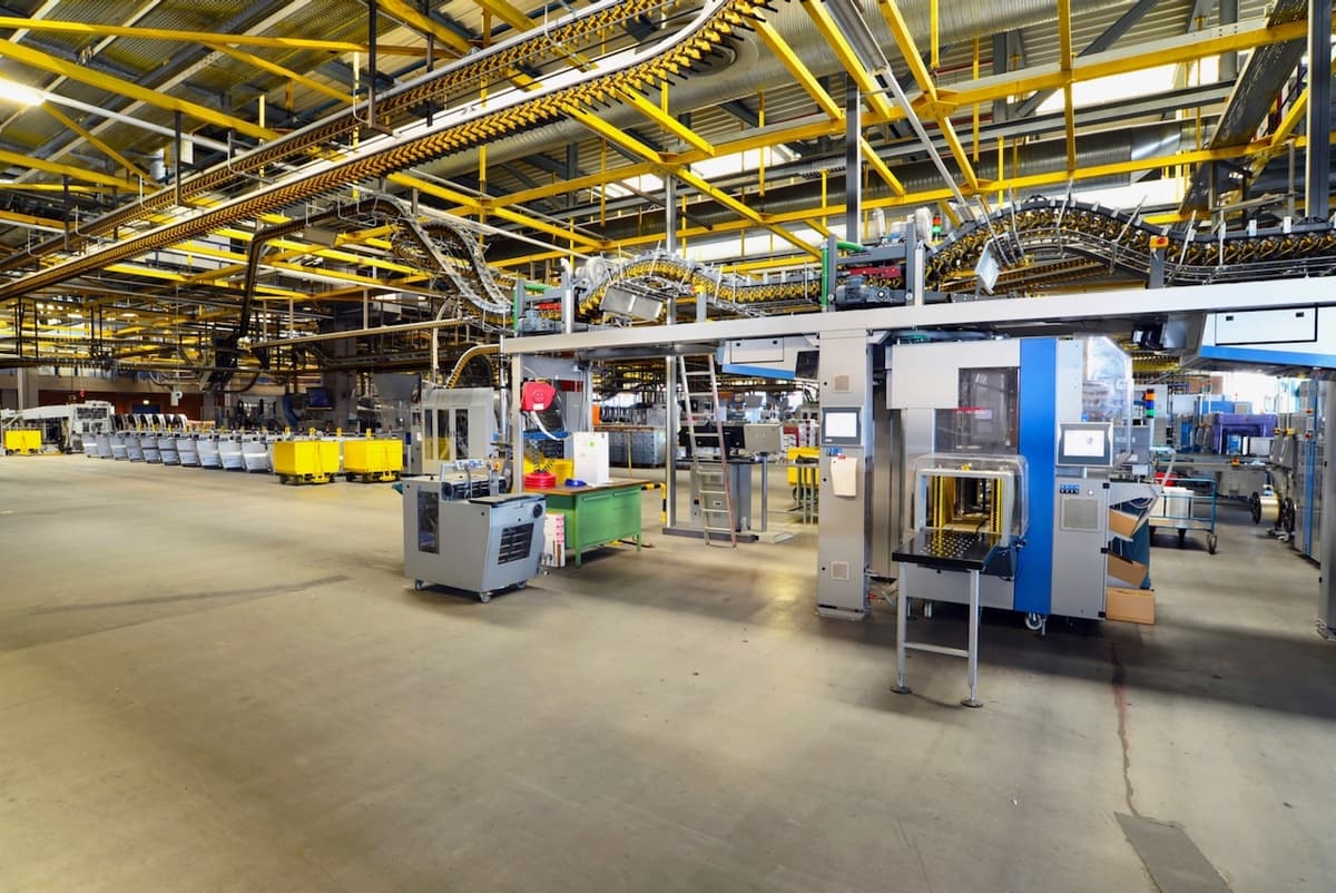 Fábrica con procesos de manufactura en pleno funcionamiento, utilizando Mobile Max 3 para mantener un ambiente laboral óptimo y seguro.
