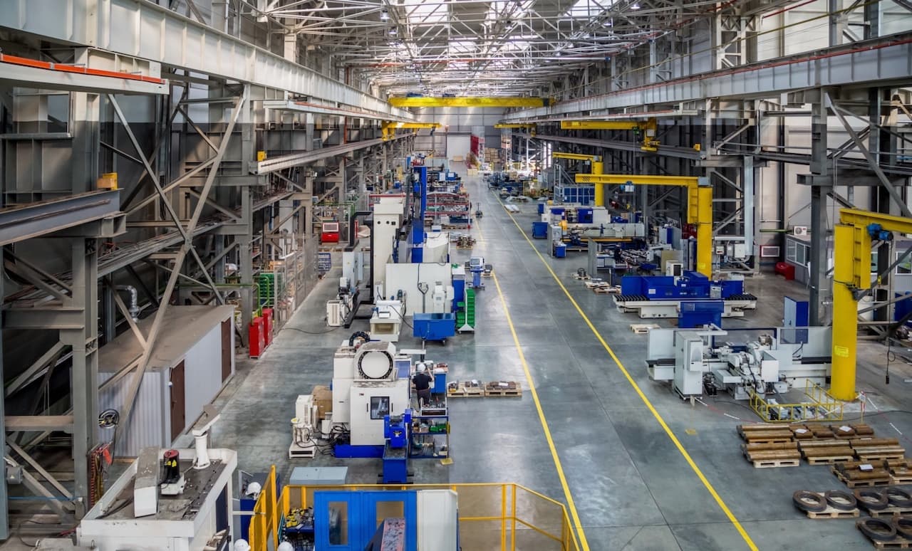 Fábrica moderna en México, equipada con líneas de producción y sistemas de ventilación Mobile Max 3 distribuidos por Climate Gate.