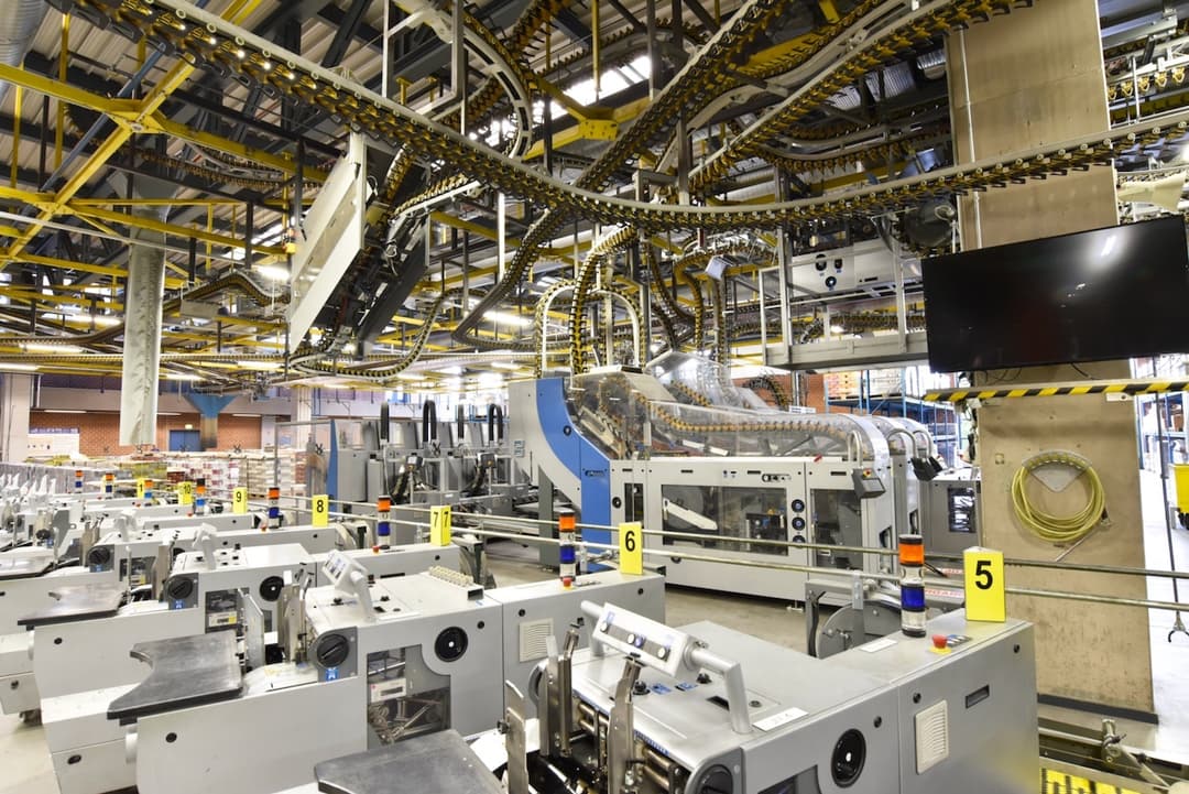 Interior de una fábrica en México con líneas de producción automatizadas y equipos de ventilación Mobile Max 3 integrados, mejorando la eficiencia operativa.