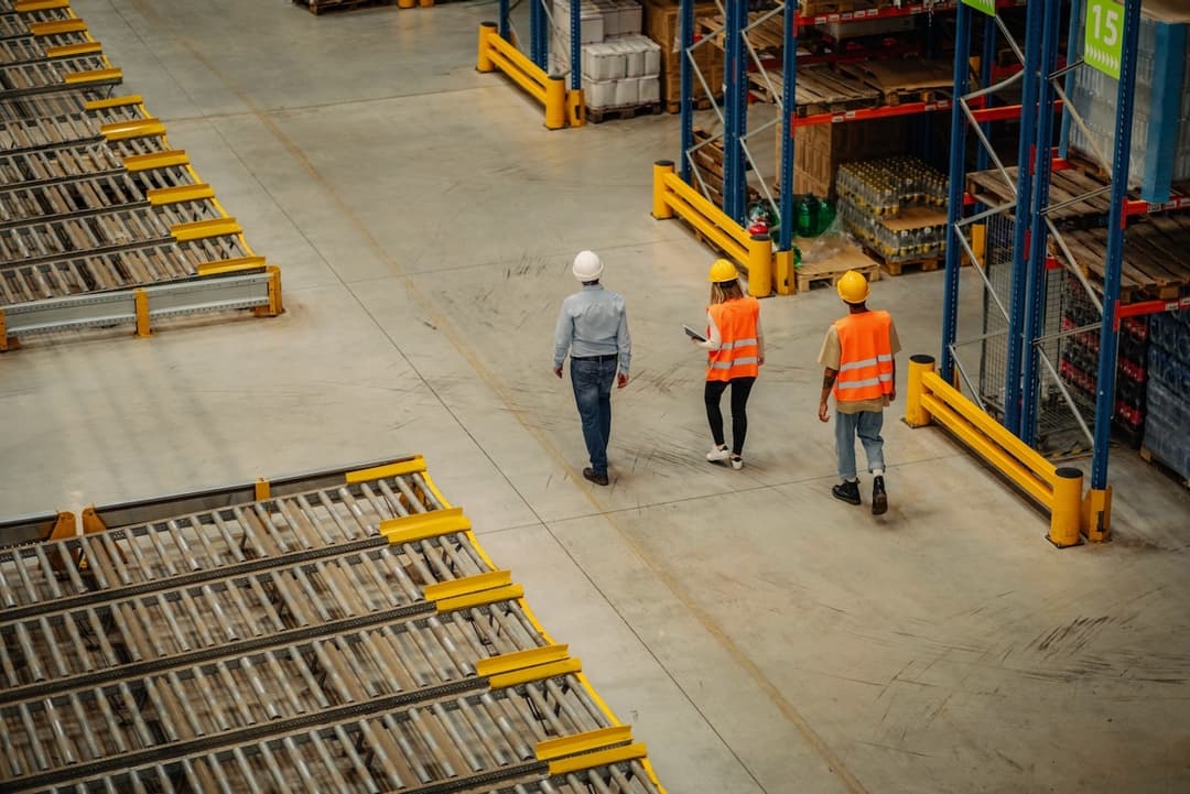 Trabajadores de una industria en México revisando una planta equipada con sistemas de ventilación Mobile Max 3 para un entorno más seguro y cómodo.