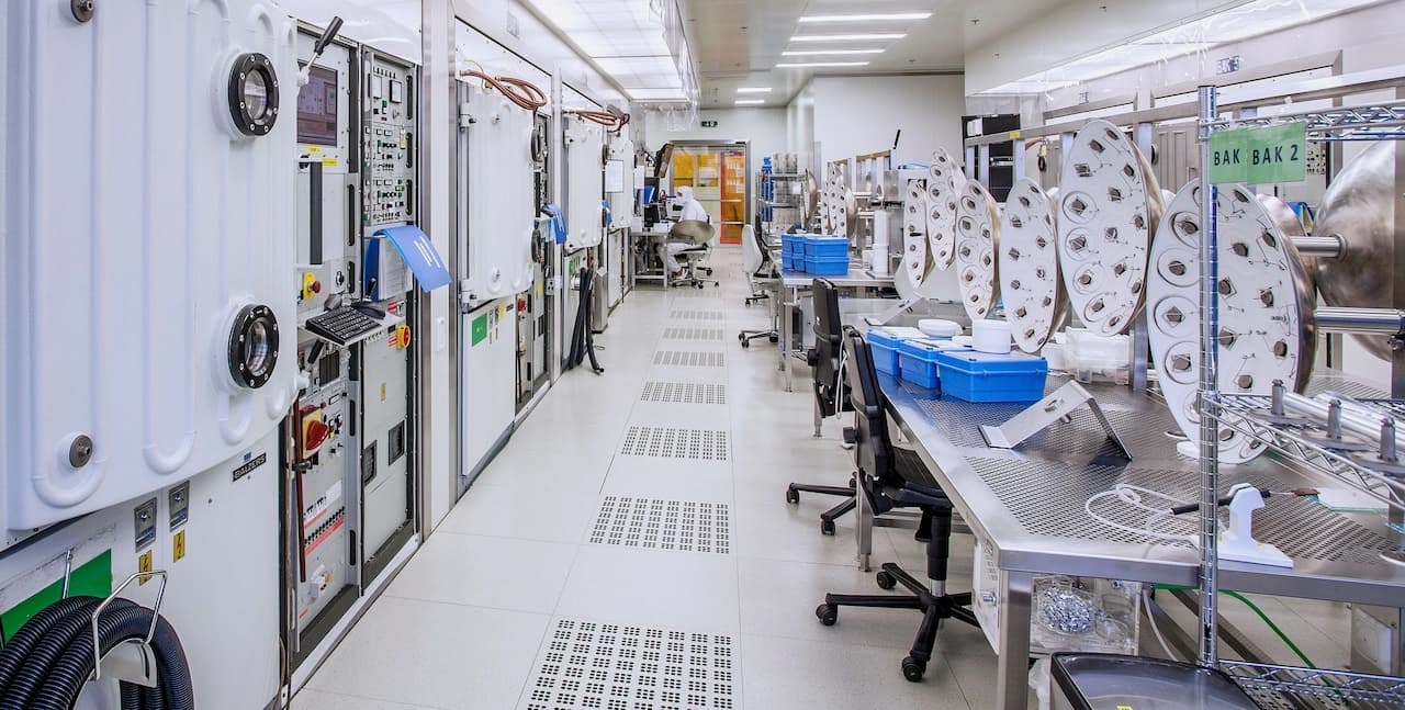 Panorama urbano de Monterrey al atardecer, con edificios que integran Equipos de Aire Acondicionado Portátiles para confort ambiental.