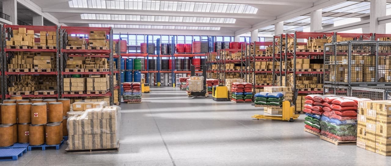 Centro de distribución con montacargas y estanterías, donde los Equipos de Aire Acondicionado Portátiles mantienen las condiciones óptimas de almacenamiento.