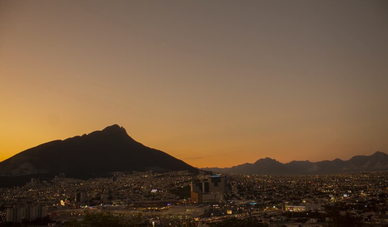 Vista del Cerro de la Silla en Monterrey al atardecer, reflejando la integración de Equipos de Aire Acondicionado Portátiles en la infraestructura local.