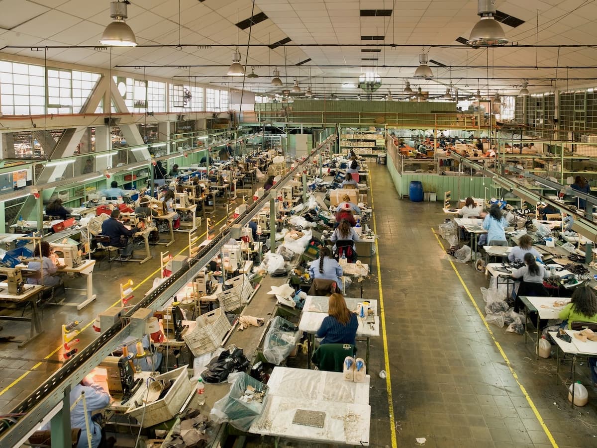 Planta de ensamblaje de productos electrónicos, con áreas ventiladas de manera eficiente por Equipos de Aire Acondicionado Portátiles para mantener la temperatura adecuada.