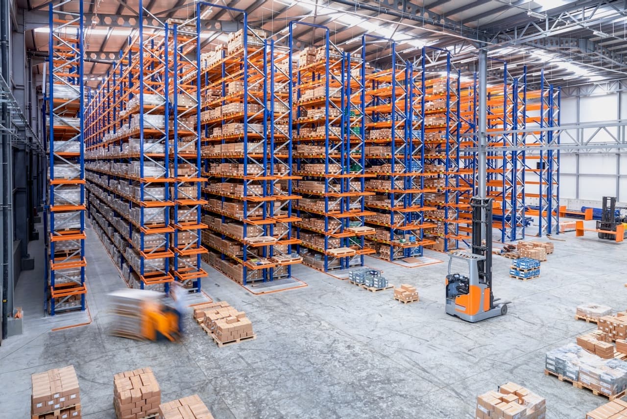 Bodega con estanterías llenas de productos, donde los Equipos de Aire Acondicionado Portátiles mantienen la temperatura ideal para la mercancía almacenada.