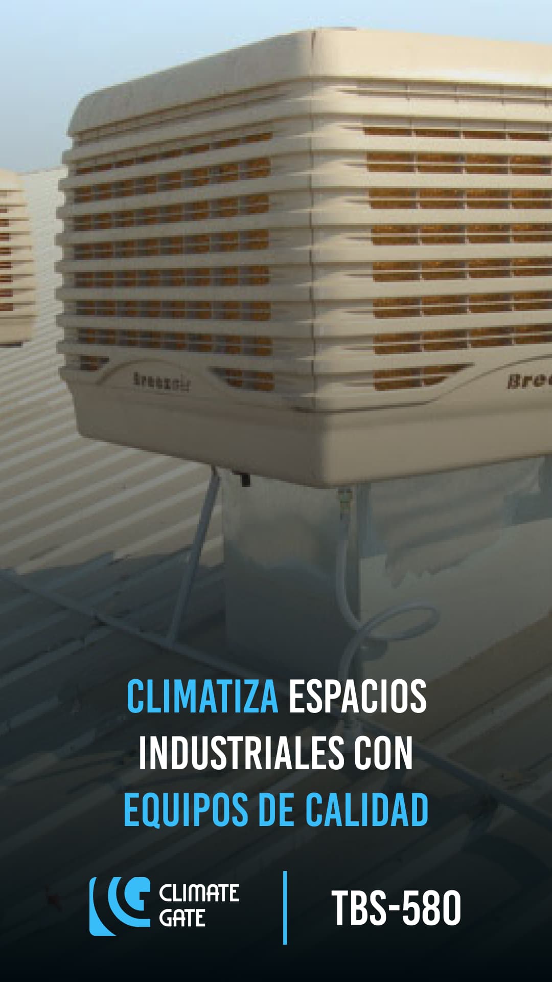 Vista cercana de un ventilador TBS-580 en una instalación industrial, destacando su eficacia en la climatización de espacios amplios.
