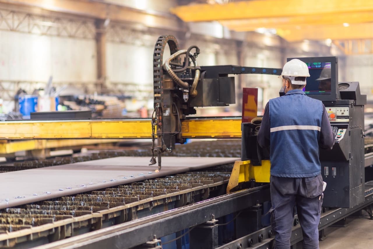 Máquina industrial operando en una línea de producción, ventilada por equipos CW80 SUPERCOOL de Climate Gate, asegurando condiciones óptimas de trabajo.