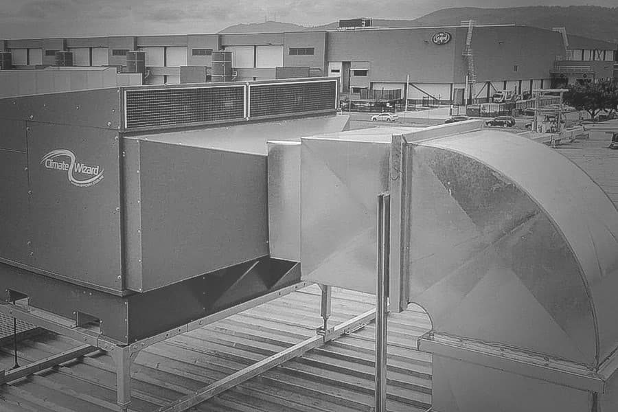 Vista de un área de ensamblaje con ductos de ventilación CW-H10 visibles, asegurando un ambiente laboral seguro.