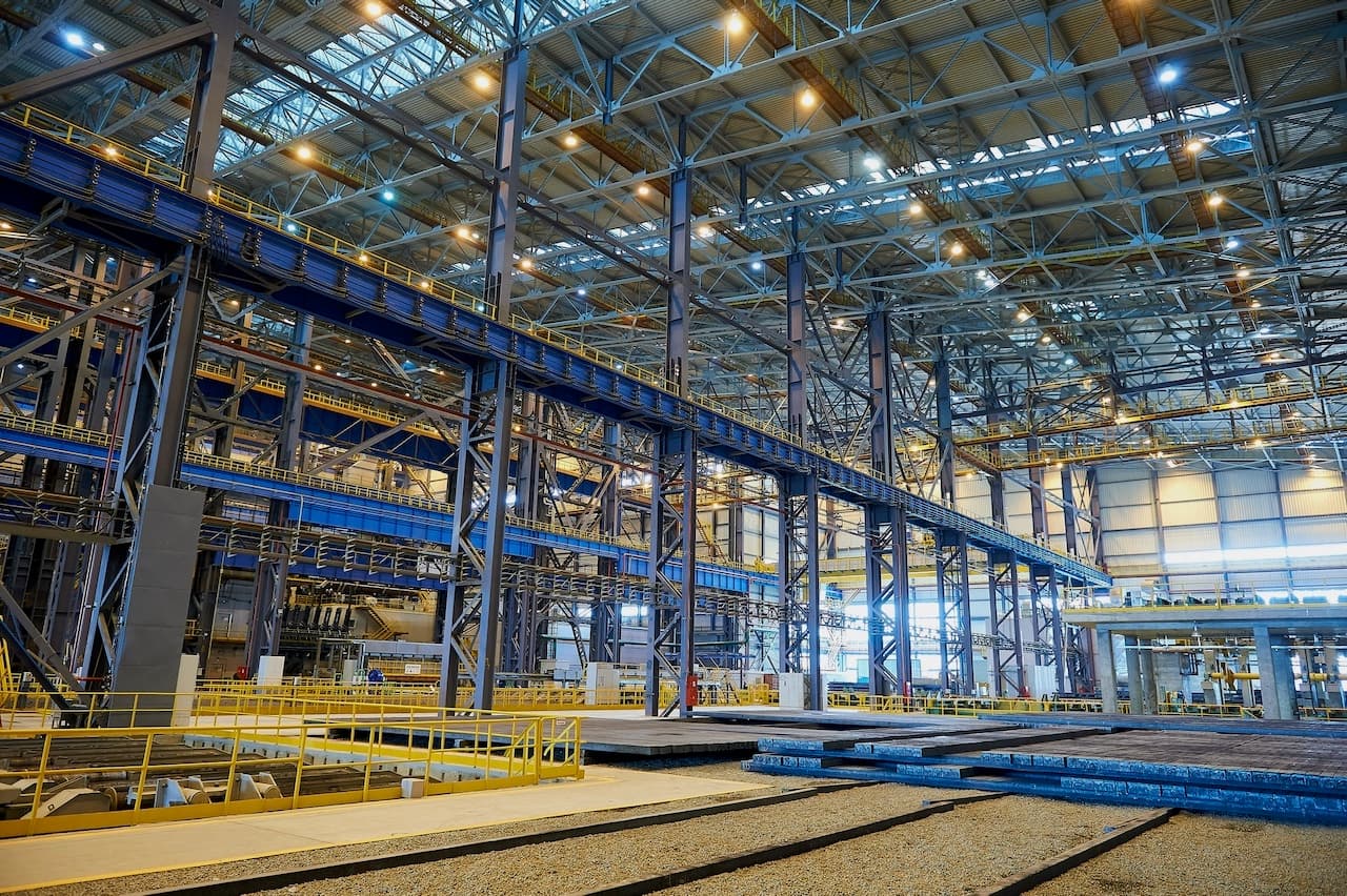 Gran almacén industrial con racks llenos de productos, ventilado eficientemente por el sistema CW-H10.