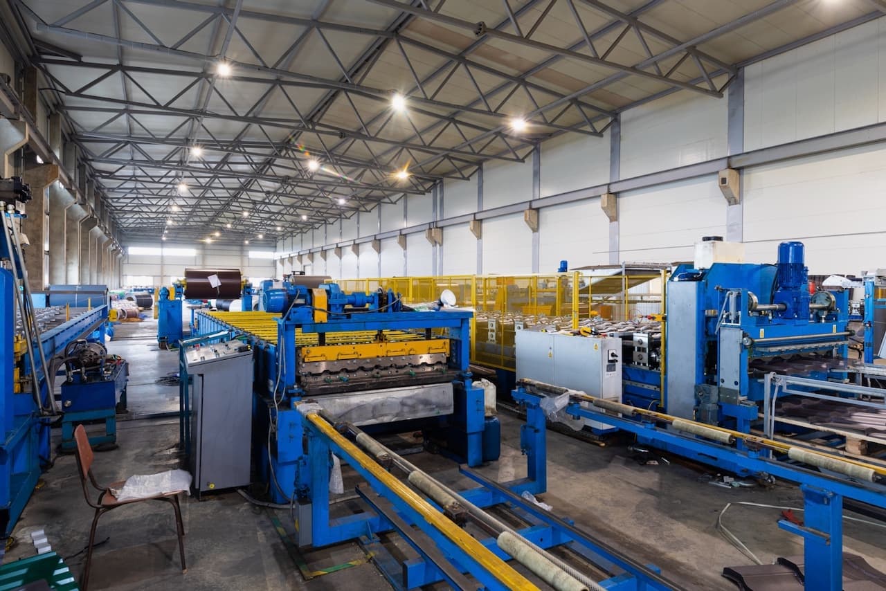 Fábrica con líneas de producción extensas, donde el sistema CW-H10 asegura un flujo de aire constante y limpio.