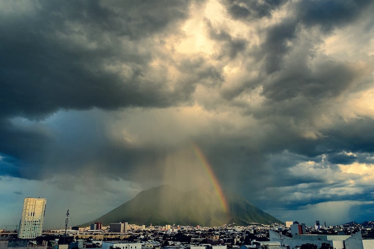 Cielo nublado sobre Monterrey, mostrando la importancia del CW-H10 en mantener la calidad del aire en industrias locales.