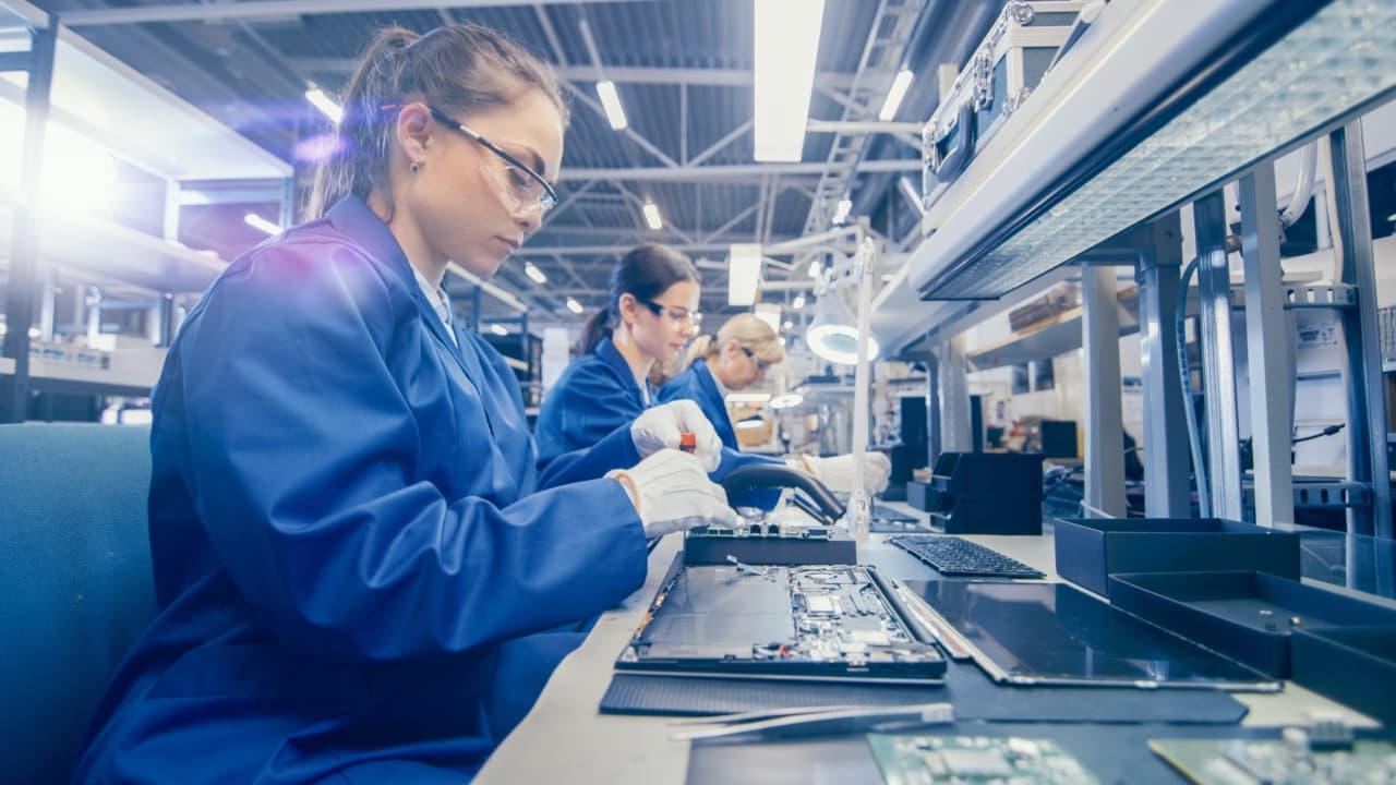 Grupo de ingenieras trabajando en un laboratorio industrial, con ventilación CW-H10 visible en el fondo.