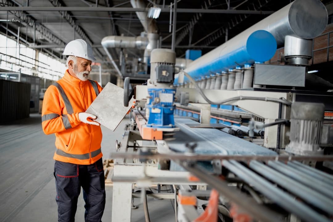 Ingeniero revisando los ductos de ventilación CW-H10 en una fábrica moderna, garantizando un entorno laboral seguro.