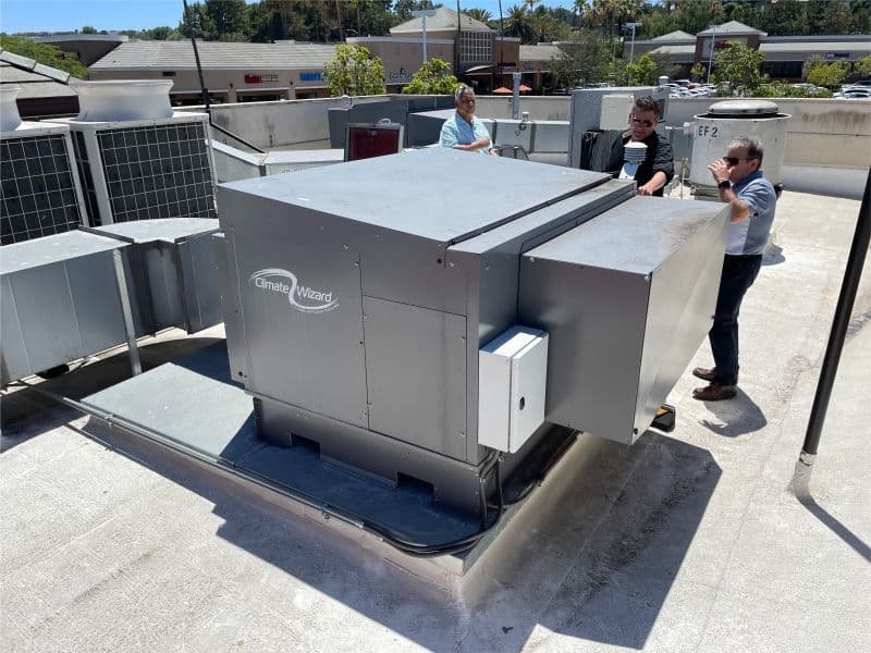 Close-up de un equipo de ventilación CW-H15, diseñado para espacios industriales que requieren una solución de enfriamiento confiable.