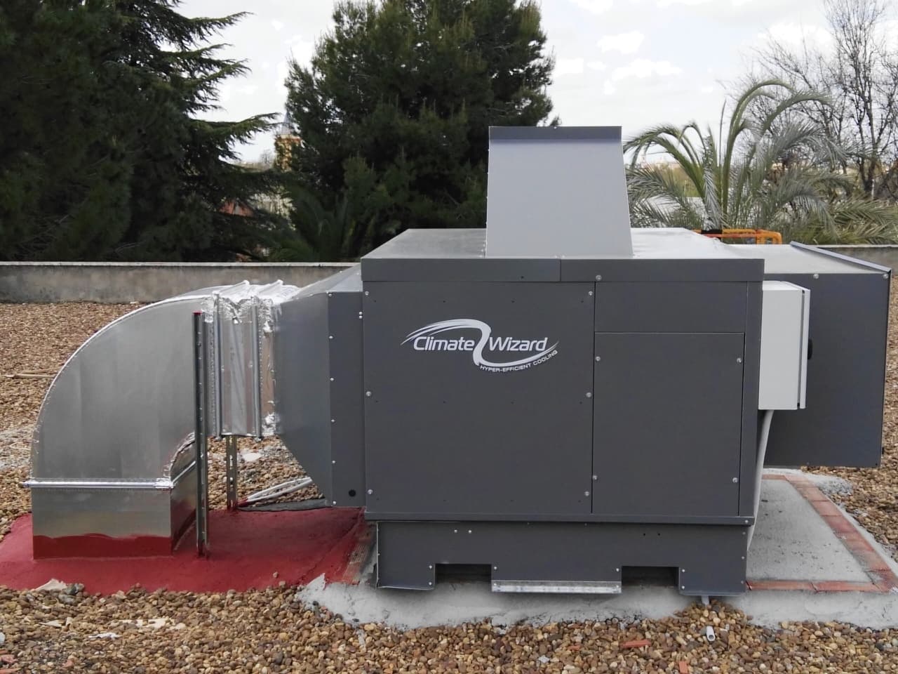 Unidad de ventilación CW-H15 instalada en un área al aire libre, mostrando la versatilidad del equipo para diferentes entornos.