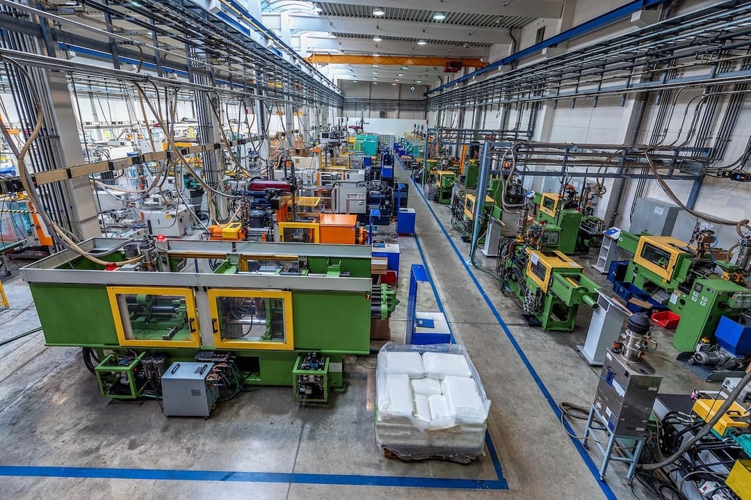 Interior de una fábrica en Colombia equipada con sistemas de ventilación CW-H15, mejorando la eficiencia y el confort en el espacio de trabajo.