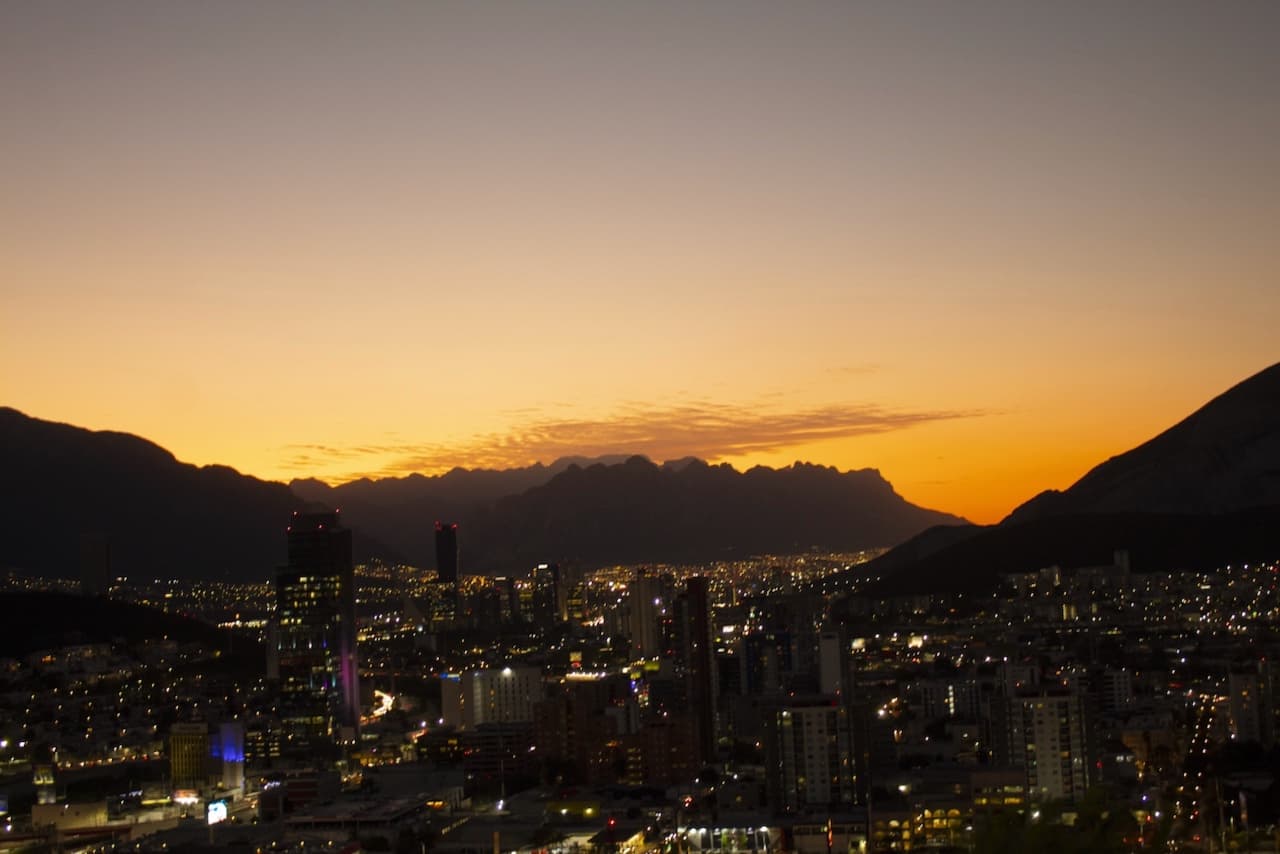 Vista nocturna de Monterrey con un sistema CW-H15 en operación, mejorando la calidad del aire en áreas urbanas.