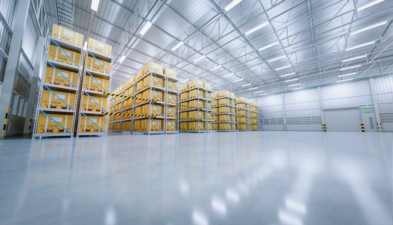 Gran almacén con estanterías y productos organizados, representando la infraestructura para la distribución CW-3 en Colombia.