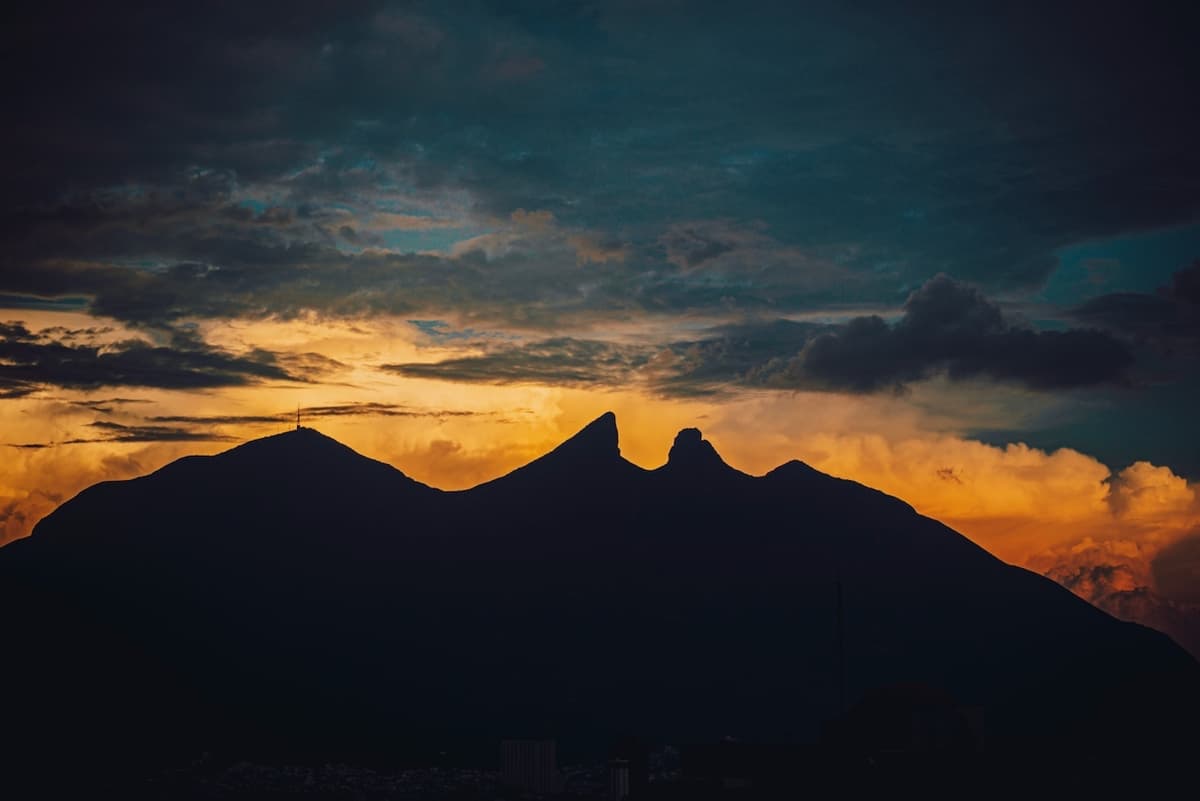 Atardecer con el Cerro de la Silla en Monterrey, vinculando la imagen con la distribución local de CW-3.