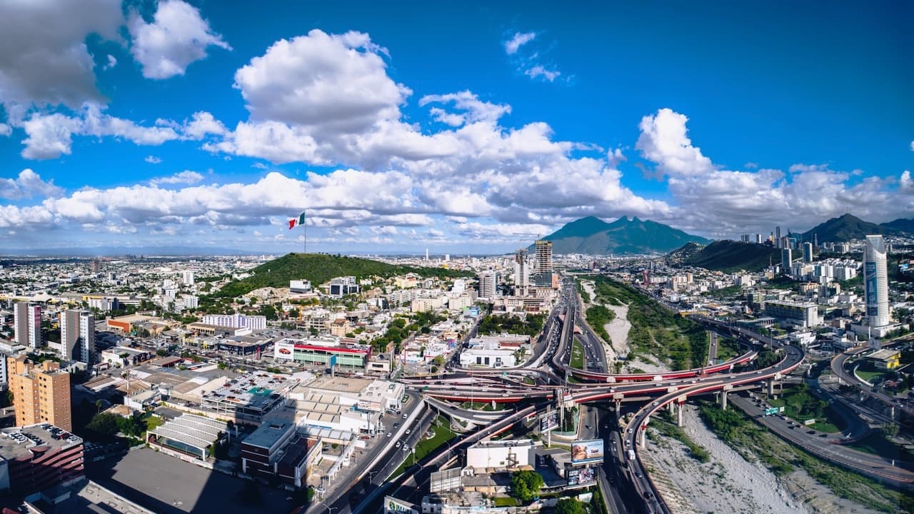 Vista aérea de Monterrey con montañas al fondo, simbolizando la ubicación de distribución de equipos CW-3.