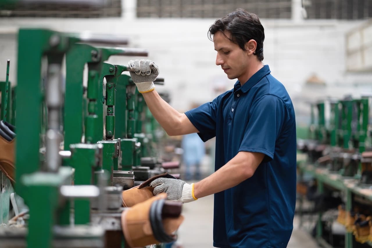 Técnico ajustando una máquina industrial, mostrando la relevancia de los equipos CW-3 en el mantenimiento industrial.