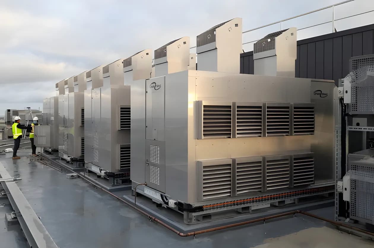 Fila de unidades HVAC en una planta industrial, destacando la eficiencia y capacidad de los Equipos de Aire Acondicionado Industriales para grandes espacios.